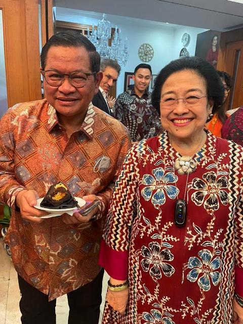 Rayakan Ultah, Bu Mega Berikan Potongan Kue ke Mas Pram, Kode?