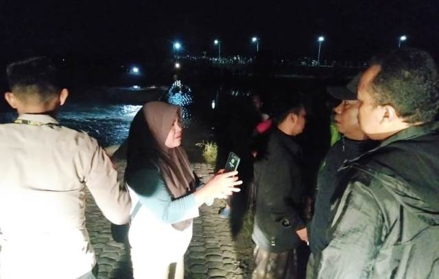 Seberangi Dam Kali Konto, Pengendara Motor Hanyut Terbawa Arus Deras Seberangi Dam Kali Konto, Pengendara Motor Hanyut Terbawa Arus Deras