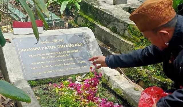 Gus Barok, Ketua DK4 saat berziarah ke makam Datuk Tan Malaka (istimewa)