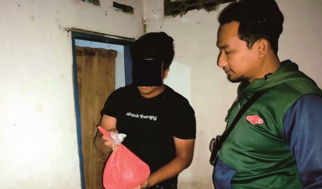 Tersangka H saat diamankan di rumahnya bersama barang bukti (humas)