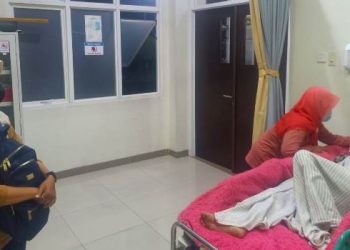 Mukminim didampingi REKAN Kediri saat berada di RSUD SLG (Nanang Priyo Basuki)