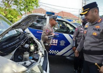AKBP Teddy Candra mengecek kesiapan anggota dan kendaraan dinas (Kintan Kinari Astuti)