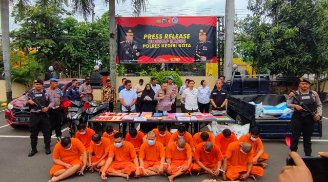 Kapolres Kediri Kota, AKBP Teddy Candra saat rilis ungkap kasus (Nanang Priyo Basuki)