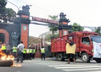 Aksi massa di depan Kantor Pemkab Kediri (Kintan Kinari Astuti)