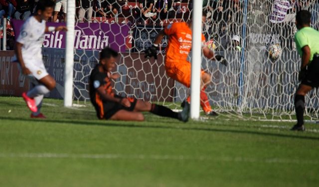 Aksi Hanafi saat membobol jala Persija dijaga Andritani (Nanang Priyo Basuki)