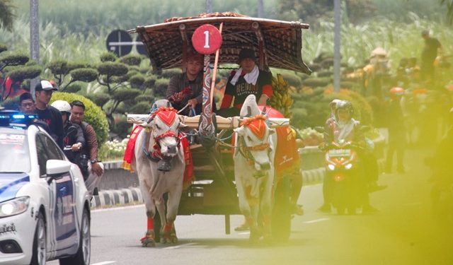 Sekda Solihin duduk pada kendaraan cikar pertama (Nanang Priyo Basuki)