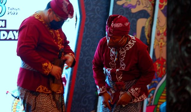 Gus Barok dampingi Bupati saat perkenalkan Pakaian Khas Kediri (Nanang Priyo Basuki)