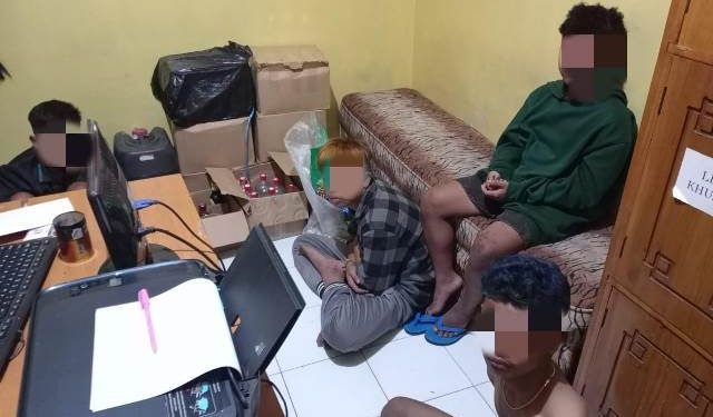 Pelaku utama dan ketiga temannya diamankan di Mapolsek Wates (humas)