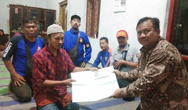 Kadinsos Paulus Luhur Budi menyerahkan bantuan uang tunai diterima bapak korban (dinsos)