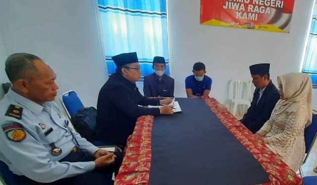Suasana akad nikah di Aula Lapas Kelas IIA Kediri (humas)