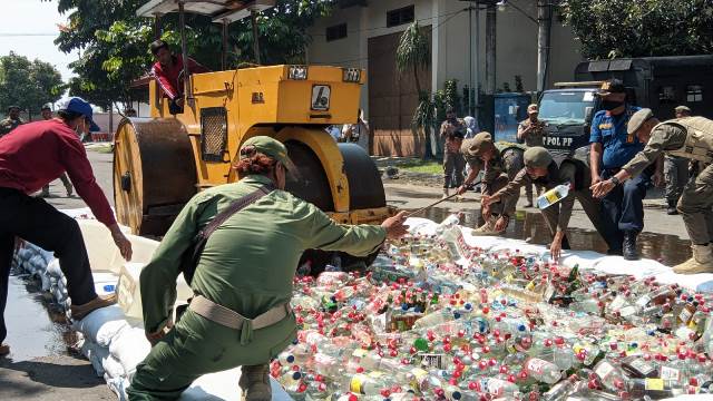 Saat pemusnahan barang bukti miras di Halaman Pemkab Kediri (Kintan Kinari Astuti)