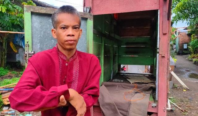 Sugeng dan gerobak kayu tempat dia tinggal sehari-hari (istimewa)