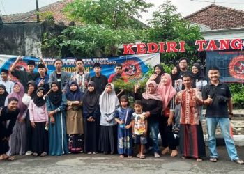 Suasana pembagian takjil di Jalan Semeru Lirboyo (Nanang Priyo Basuki)