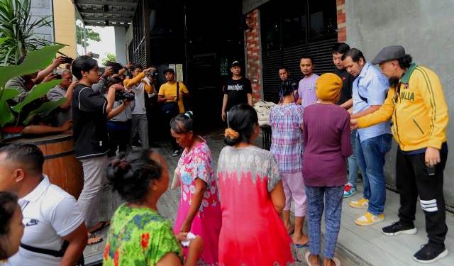 Wahyudi secara simbolik menyalurkan zakat fitrah (Nanang Priyo Basuki)