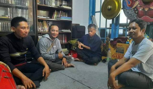 Para relawan memberikan dukungan kepada Sugeng (istimewa)
