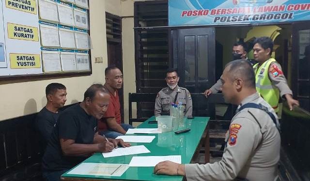 Pemilik warung Sumarno diamankan di Mapolsek Grogol (istimewa)