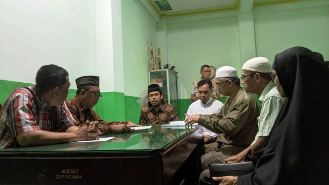 Saat penyerahan berkas ke KUA Kecamatan Kota (Kintan Kinari Astuti)