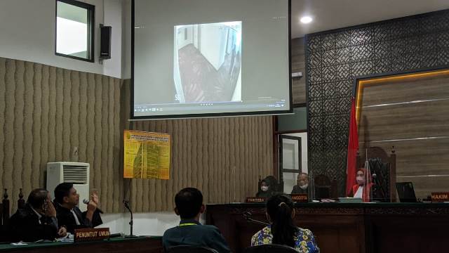 Saat pemutaran rekaman CCTV merupakan bukti digital forensik (Kintan Kinari Astuti)