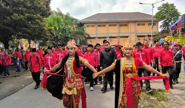 Rombongan DPC PDI Perjuangan Kabupaten Kediri saat hadir di KPU Kabupaten Kediri (Nanang Priyo Basuki)