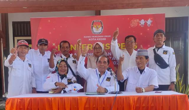 10 Berkas Caleg PBB Dipastikan Lengkap Saat Daftar di KPU Kota Kediri 10 Berkas Caleg PBB Dipastikan Lengkap Saat Daftar di KPU Kota Kediri