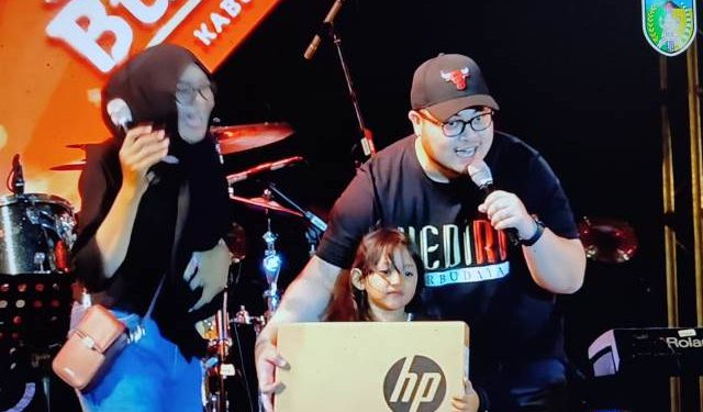 Ika bersama anaknya Raisa saat mendapat hadiah laptop dari Mas Bup (istimewa)