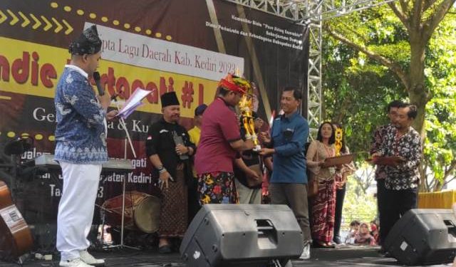 Yahya menerima penghargaan dari panitia (Wildan Wahid Hasyim)
