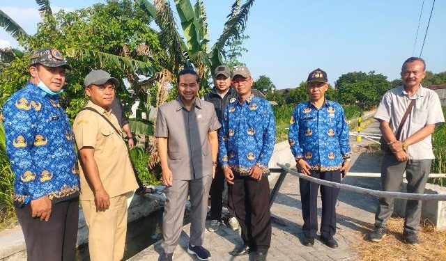 Tim gabungan bersama Khusnul Arif saat memeriksa jembatan (Oktavian Yogi Pratama)
