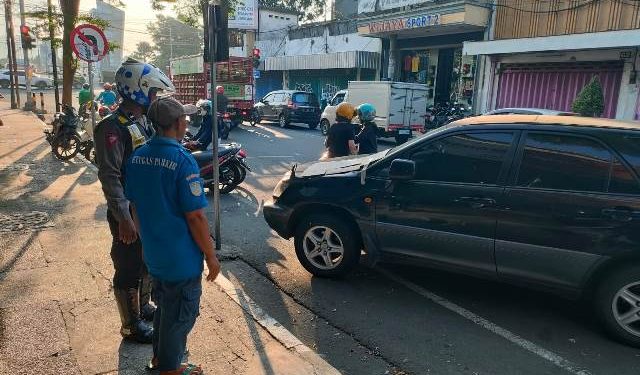 Anggota Satlantas Polres Kediri Kota saat mendatangi lokasi kejadian (istimewa)