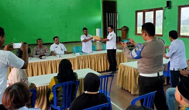 Saat penyerahan SK pemberhentian di Balai Desa Tanon Papar (istimewa)