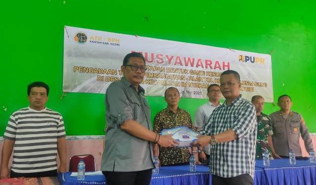 Musyawarah digelar di Balai Desa Tiron Banyakan (Oktavian Yogi Pratama)