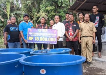 Lutfi NasDem saat menyalurkan bantuan kepada Kediri Koi Klub (Kintan Kinari Astuti)