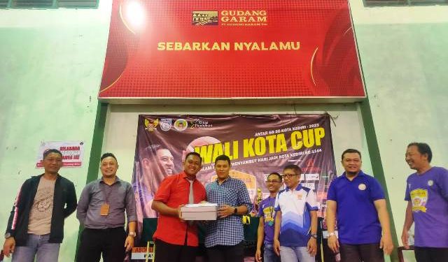 Menerima penghargaan pelatih terbaik putri (Oktavian Yoga Pratama)