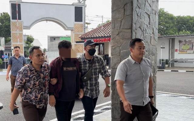 Sempat Melarikan Diri, Mantan Kades Kempleng Kunjang Diamankan Tim Tabur Kejari Kabupaten Kediri Kasus Korupsi Sempat Melarikan Diri, Mantan Kades Kempleng Kunjang Diamankan Tim Tabur Kejari Kabupaten Kediri Kasus Korupsi