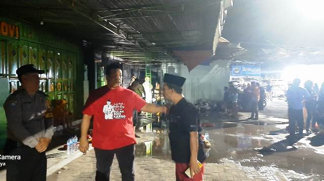 Puluhan Lapak Pasar Gringging Terbakar, Ketua DPR Bantu Evakuasi Puluhan Lapak Pasar Gringging Terbakar, Ketua DPR Bantu Evakuasi