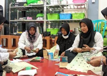 Pelatihan pembuatan hantaran, mahar dan bouqet bunga (Kintan Kinari Astuti)