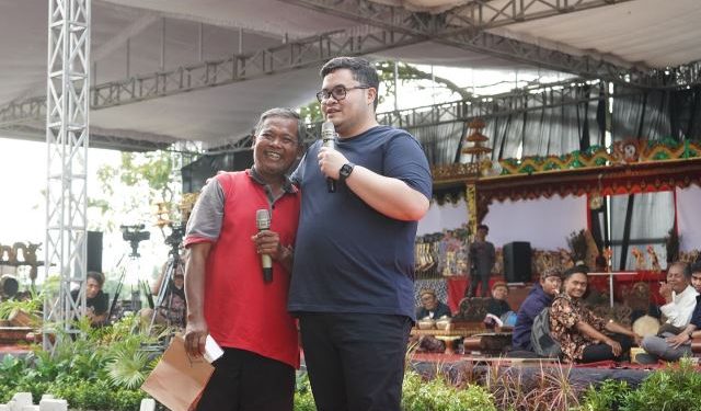 Darminto terlihat bahagia mendapat hadiah dari Bupati Mas Dhito (kominfo)