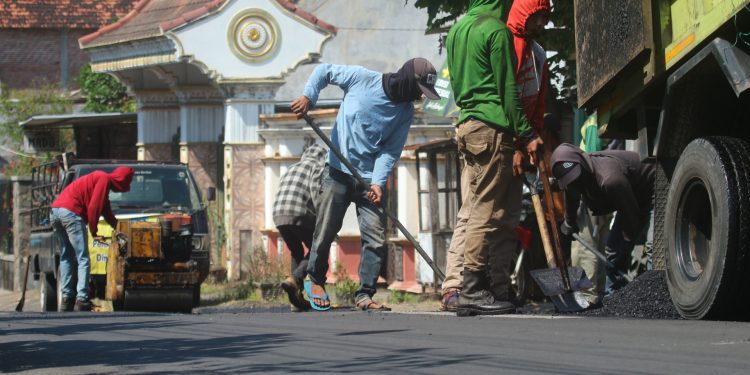 Tim Pemeliharaan Jalan Dinas PUPR Kabupaten Kediri (Nanang Priyo Basuki)