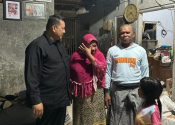Ketua DPRD Dodi Purwanto saat mengunjungi sanggar (istimewa)
