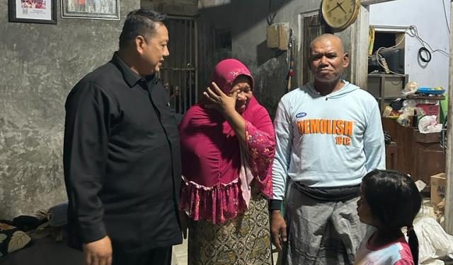 Ketua DPRD Dodi Purwanto saat mengunjungi sanggar (istimewa)