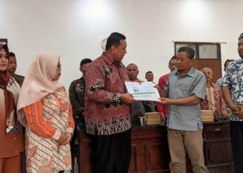 Ketua DPRD Dodi Purwanto menerima berkas data transaksi tanah (Kintan Kinari Astuti)
