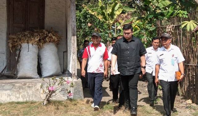 Bupati Kediri, Mas Dhito saat sidak jamban tradisional (Kintan Kinari Astuti)