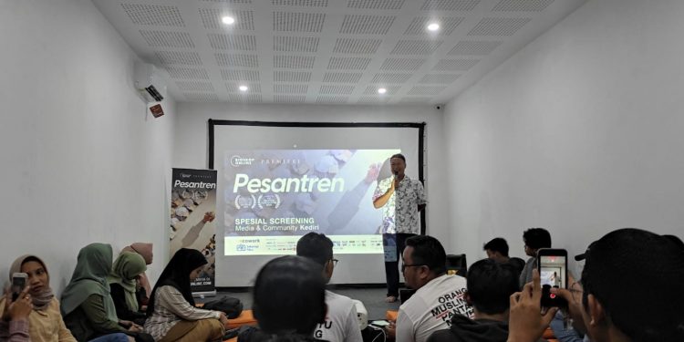 Saat pemutaran film Pesantren di Excowork Coworking Space Pare (Wildan Wahid Hasyim)