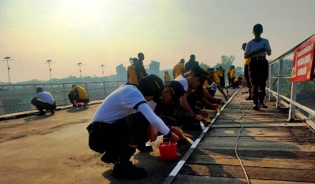 Taruna AKPOL turut dilibatkan dalam kerja bakti (Oktavian Yogi Pratama)