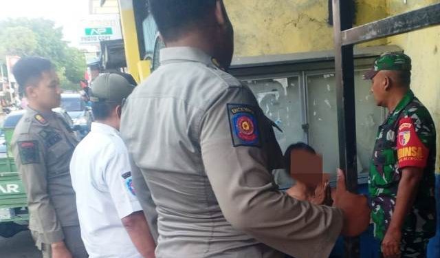 Sertu Abu saat amankan MA mengamuk sambil membawa potongan besi tadi sore (istimewa)