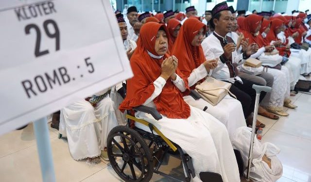 Jamaah haji saat hadiri pelepasan oleh Bupati Kediri, Hanindhito Himawan Pramana (kominfo)