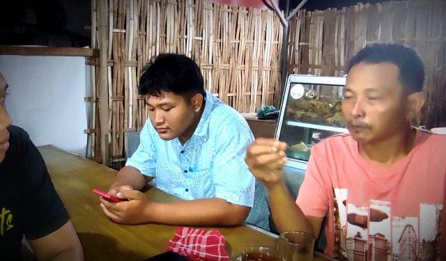 Imam Syaifudin bersama Gilang saat ditemui ditempat berjualan (Nanang Priyo Basuki)