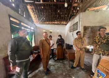 Tim Dinas Sosial mendatangi rumah yang ditempati Ani Kusrini (dinsos)