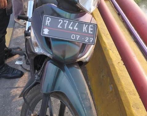 Motor diduga milik Mr. X melakukan bunuh diri dari atas Jembatan Semampir (Oktavian Yogi Pratama)