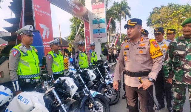Kapolres Kediri Kota AKBP Teddy Candra saat memeriksa kesiapan anggota (Oktavian Yogi Pratama)