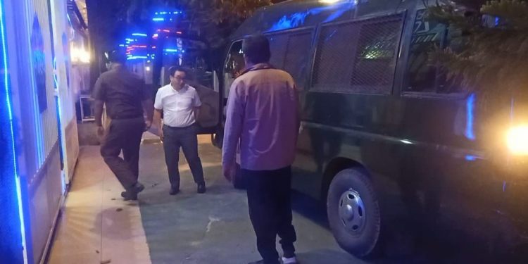 Arif Djoenaidi saat ijin jenguk orang tuanya (penkum)